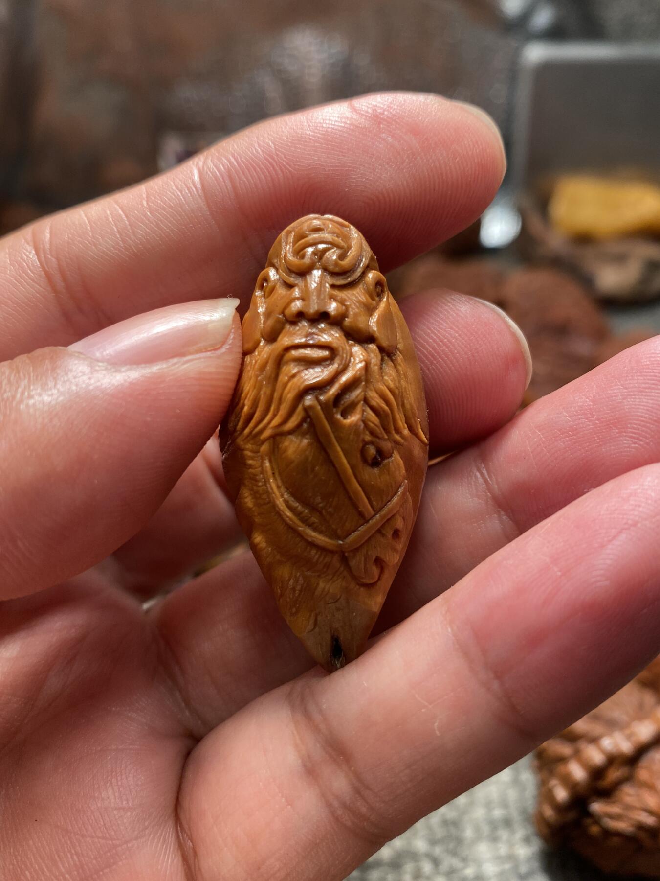 苏工核雕放漏价 苏工核雕梅林手工雕刻老款千里走单骑，个性，好玩又好看，立体感十足风格独特，尺寸2。1x4。5喜欢的来