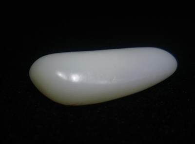 收藏级新疆和田籽料原皮原籽无修羊脂白玉吊坠挂件，好玉不琢未打孔。玉质温润细腻有光泽，打灯无结构！实物实拍无滤镜！ ​尺寸:5.3cm*2.6cm*1.4cm ​克重:30.8g 收藏级新疆和田籽料原皮原籽无修羊脂白玉吊坠挂件，好玉不琢未打孔。玉质温润细腻有光泽，打灯无结构！实物实拍无滤镜！ ​尺寸:5.3cm*2.6cm*1.4cm ​克重:30.8g