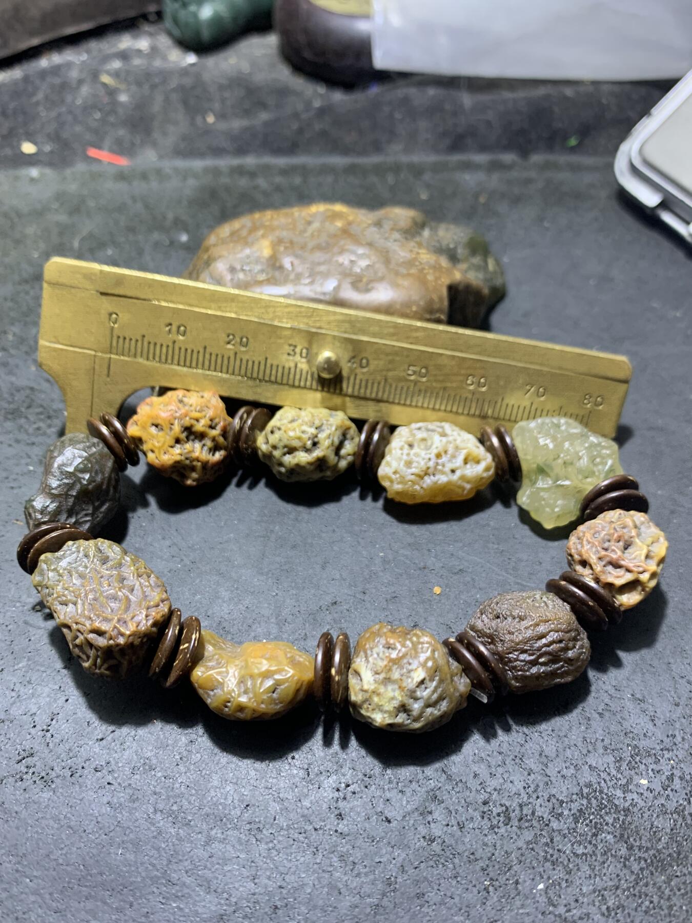 精美罕见立体纹筋脉石老料原石手串一条，