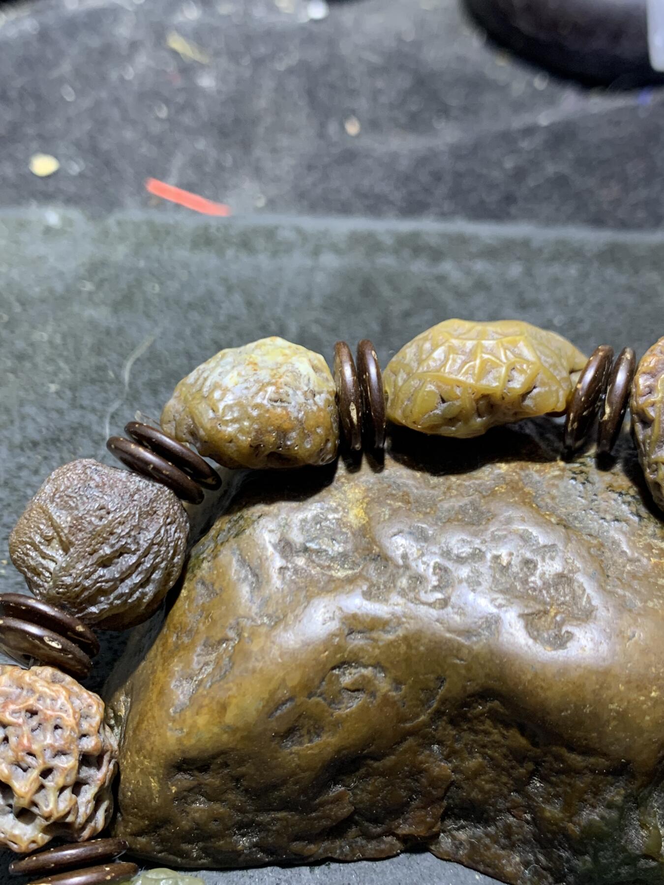 精美罕见立体纹筋脉石老料原石手串一条，