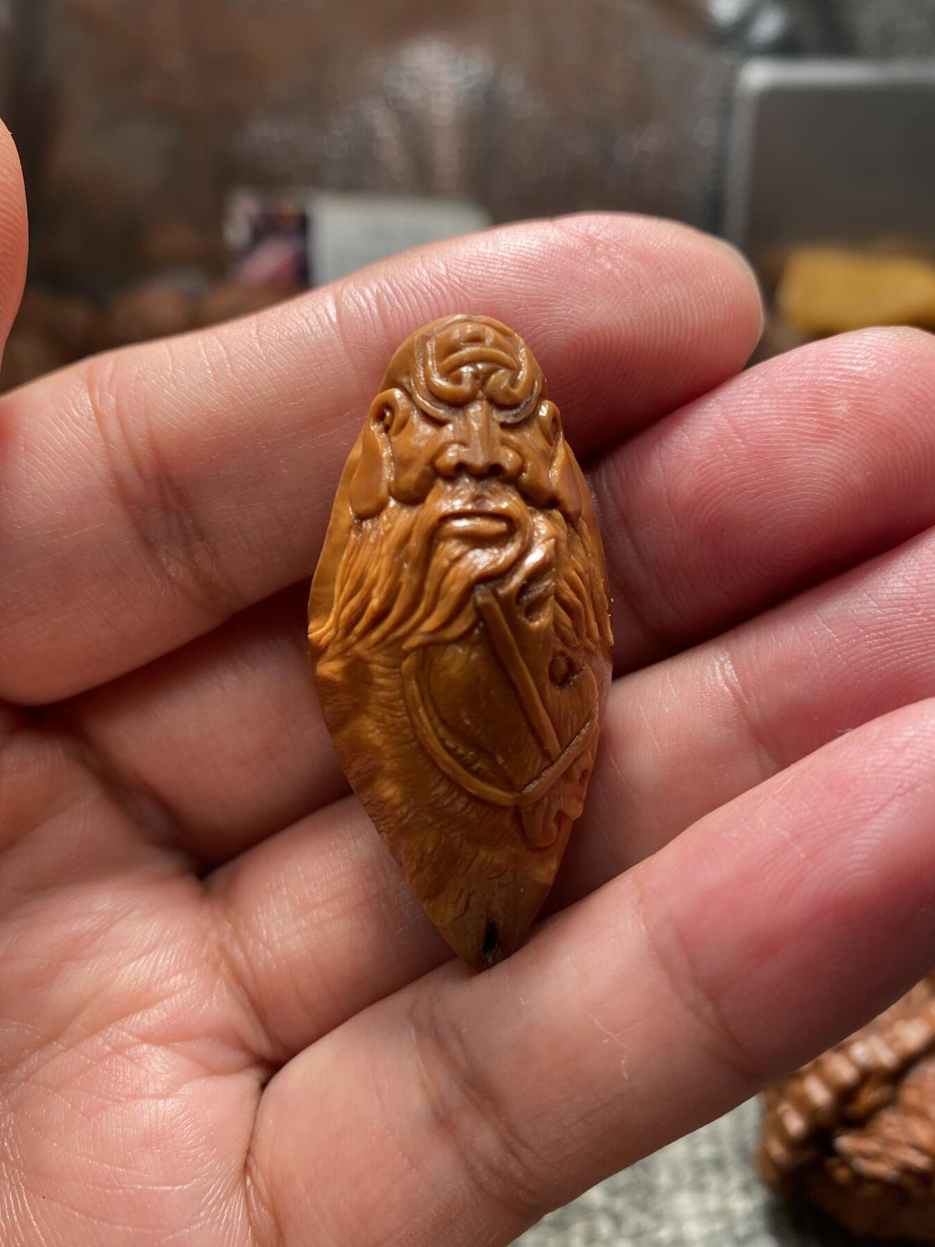 苏工核雕放漏价 苏工核雕梅林手工雕刻老款千里走单骑，个性，好玩又好看，立体感十足风格独特，尺寸2。1x4。5喜欢的来