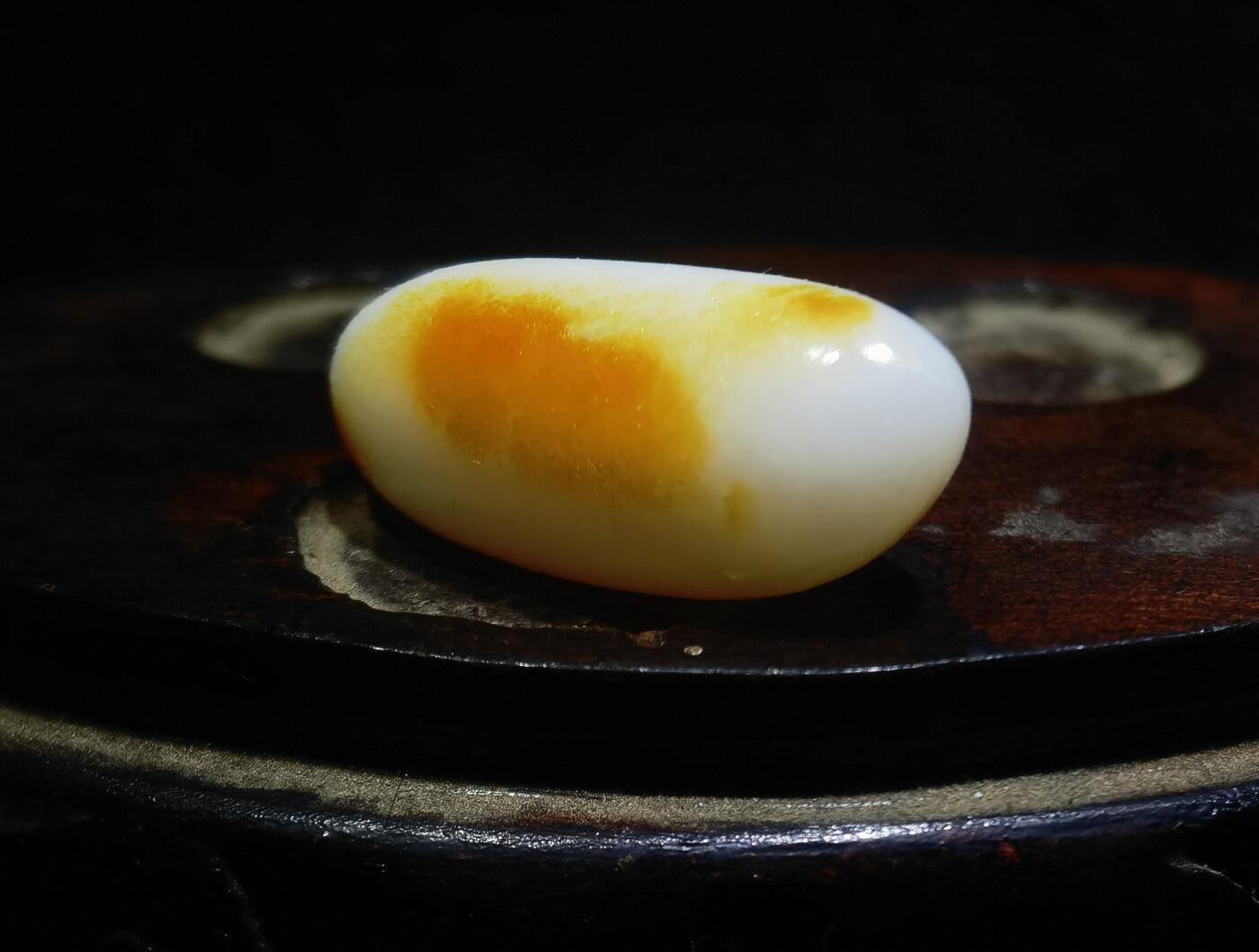 收藏级和田籽料撒金皮羊脂白玉小原籽吊坠挂件，原皮原籽无修，肉细无结构，表皮可见天然毛孔等！未打孔可代镶金！ ​尺寸:3.1cm*1.3cm ​克重:7.5g