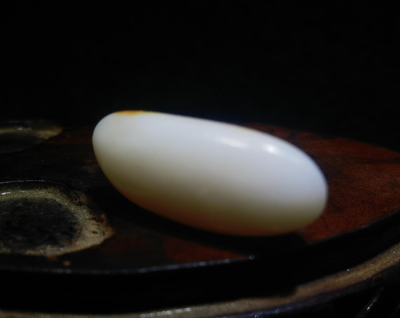 收藏级和田籽料撒金皮羊脂白玉小原籽吊坠挂件，原皮原籽无修，肉细无结构，表皮可见天然毛孔等！未打孔可代镶金！ ​尺寸:3.1cm*1.3cm ​克重:7.5g