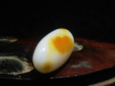 收藏级和田籽料撒金皮羊脂白玉小原籽吊坠挂件，原皮原籽无修，肉细无结构，表皮可见天然毛孔等！未打孔可代镶金！ ​尺寸:3.1cm*1.3cm ​克重:7.5g 收藏级和田籽料撒金皮羊脂白玉小原籽吊坠挂件，原皮原籽无修，肉细无结构，表皮可见天然毛孔等！未打孔可代镶金！ ​尺寸:3.1cm*1.3cm ​克重:7.5g