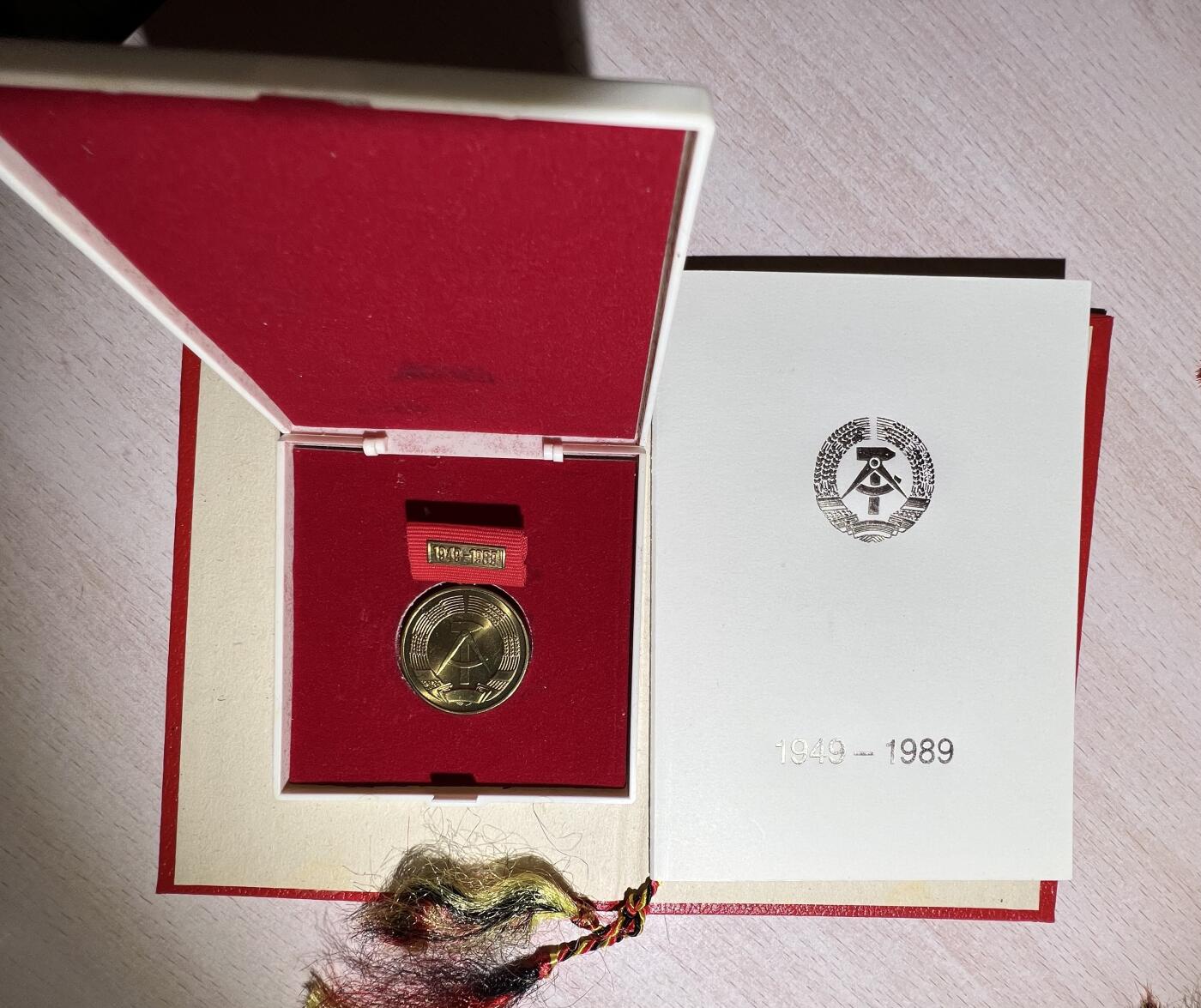 大猫徽章拍卖 第256期  东德章一组