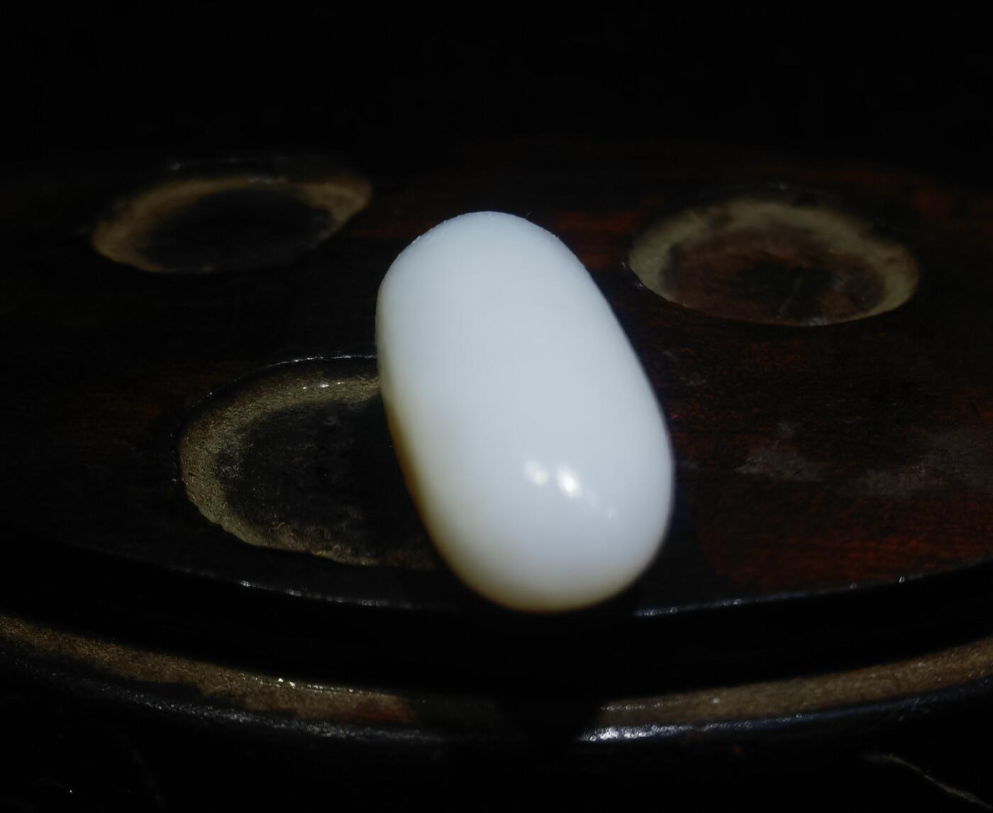 收藏级和田籽料撒金皮羊脂白玉小原籽吊坠挂件，原皮原籽无修，肉细无结构，表皮可见天然毛孔等！未打孔可代镶金！ ​尺寸:3.1cm*1.3cm ​克重:7.5g