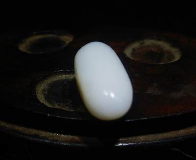 收藏级和田籽料撒金皮羊脂白玉小原籽吊坠挂件，原皮原籽无修，肉细无结构，表皮可见天然毛孔等！未打孔可代镶金！ ​尺寸:3.1cm*1.3cm ​克重:7.5g 收藏级和田籽料撒金皮羊脂白玉小原籽吊坠挂件，原皮原籽无修，肉细无结构，表皮可见天然毛孔等！未打孔可代镶金！ ​尺寸:3.1cm*1.3cm ​克重:7.5g