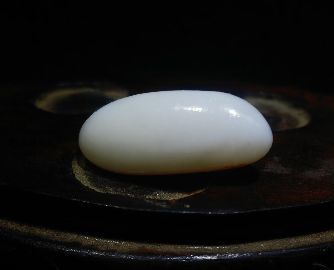 收藏级和田籽料撒金皮羊脂白玉小原籽吊坠挂件，原皮原籽无修，肉细无结构，表皮可见天然毛孔等！未打孔可代镶金！ ​尺寸:3.1cm*1.3cm ​克重:7.5g