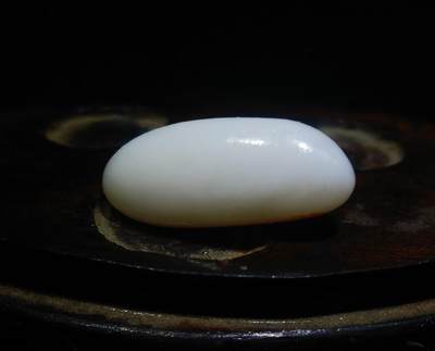 收藏级和田籽料撒金皮羊脂白玉小原籽吊坠挂件，原皮原籽无修，肉细无结构，表皮可见天然毛孔等！未打孔可代镶金！ ​尺寸:3.1cm*1.3cm ​克重:7.5g 收藏级和田籽料撒金皮羊脂白玉小原籽吊坠挂件，原皮原籽无修，肉细无结构，表皮可见天然毛孔等！未打孔可代镶金！ ​尺寸:3.1cm*1.3cm ​克重:7.5g