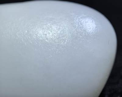 收藏级新疆和田籽料原皮原籽无修羊脂白玉吊坠挂件，好玉不琢未打孔。玉质温润细腻有光泽，打灯无结构！实物实拍无滤镜！ ​尺寸:5.3cm*2.6cm*1.4cm ​克重:30.8g 收藏级新疆和田籽料原皮原籽无修羊脂白玉吊坠挂件，好玉不琢未打孔。玉质温润细腻有光泽，打灯无结构！实物实拍无滤镜！ ​尺寸:5.3cm*2.6cm*1.4cm ​克重:30.8g