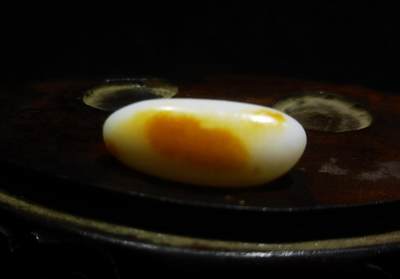 收藏级和田籽料撒金皮羊脂白玉小原籽吊坠挂件，原皮原籽无修，肉细无结构，表皮可见天然毛孔等！未打孔可代镶金！ ​尺寸:3.1cm*1.3cm ​克重:7.5g 收藏级和田籽料撒金皮羊脂白玉小原籽吊坠挂件，原皮原籽无修，肉细无结构，表皮可见天然毛孔等！未打孔可代镶金！ ​尺寸:3.1cm*1.3cm ​克重:7.5g