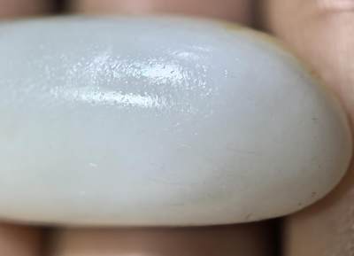 收藏级和田籽料撒金皮羊脂白玉小原籽吊坠挂件，原皮原籽无修，肉细无结构，表皮可见天然毛孔等！未打孔可代镶金！ ​尺寸:3.1cm*1.3cm ​克重:7.5g 收藏级和田籽料撒金皮羊脂白玉小原籽吊坠挂件，原皮原籽无修，肉细无结构，表皮可见天然毛孔等！未打孔可代镶金！ ​尺寸:3.1cm*1.3cm ​克重:7.5g