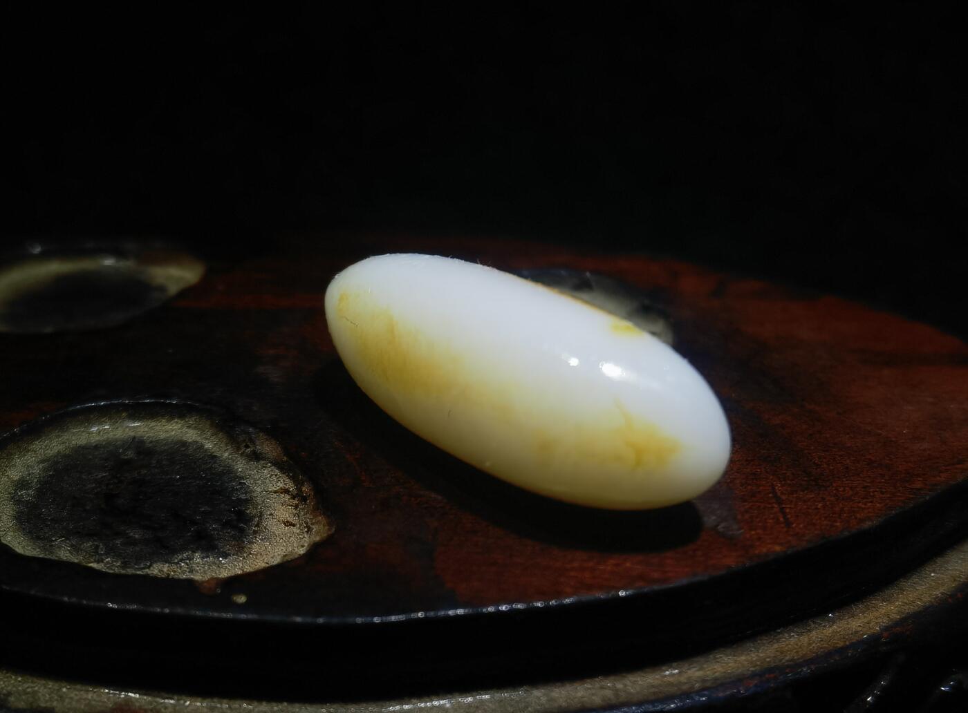 收藏级和田籽料撒金皮羊脂白玉小原籽吊坠挂件，原皮原籽无修，肉细无结构，表皮可见天然毛孔等！未打孔可代镶金！ ​尺寸:3.1cm*1.3cm ​克重:7.5g