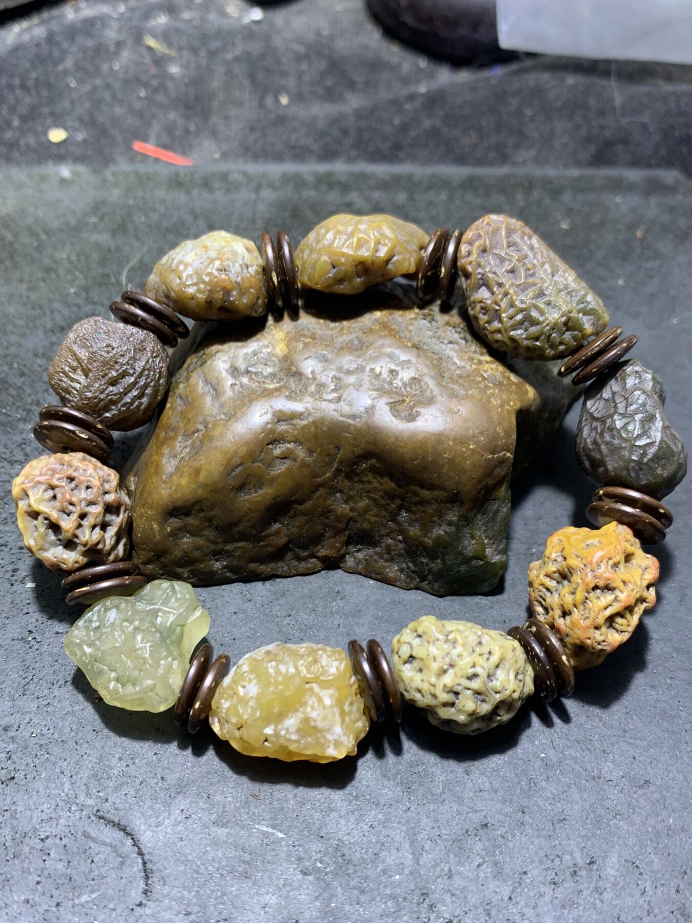 精美罕见立体纹筋脉石老料原石手串一条，