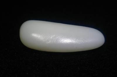 收藏级新疆和田籽料原皮原籽无修羊脂白玉吊坠挂件，好玉不琢未打孔。玉质温润细腻有光泽，打灯无结构！实物实拍无滤镜！ ​尺寸:5.3cm*2.6cm*1.4cm ​克重:30.8g 收藏级新疆和田籽料原皮原籽无修羊脂白玉吊坠挂件，好玉不琢未打孔。玉质温润细腻有光泽，打灯无结构！实物实拍无滤镜！ ​尺寸:5.3cm*2.6cm*1.4cm ​克重:30.8g