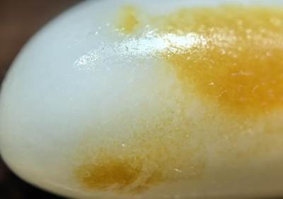 收藏级和田籽料撒金皮羊脂白玉小原籽吊坠挂件，原皮原籽无修，肉细无结构，表皮可见天然毛孔等！未打孔可代镶金！ ​尺寸:3.1cm*1.3cm ​克重:7.5g 收藏级和田籽料撒金皮羊脂白玉小原籽吊坠挂件，原皮原籽无修，肉细无结构，表皮可见天然毛孔等！未打孔可代镶金！ ​尺寸:3.1cm*1.3cm ​克重:7.5g