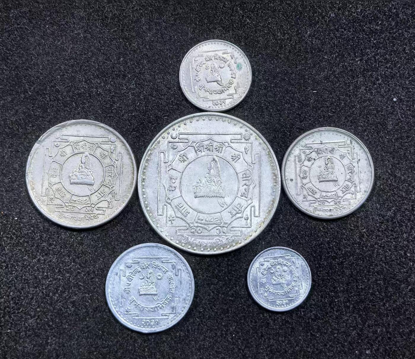 北京马甸外国币专卖微拍第127期，外国金银币专场，陆续上新，欢迎关注 尼泊尔1974年流通纪念币币6枚/套，其中最大一枚是银币尼泊尔:1974年25卢比银币(维兰德拉国王加冕)