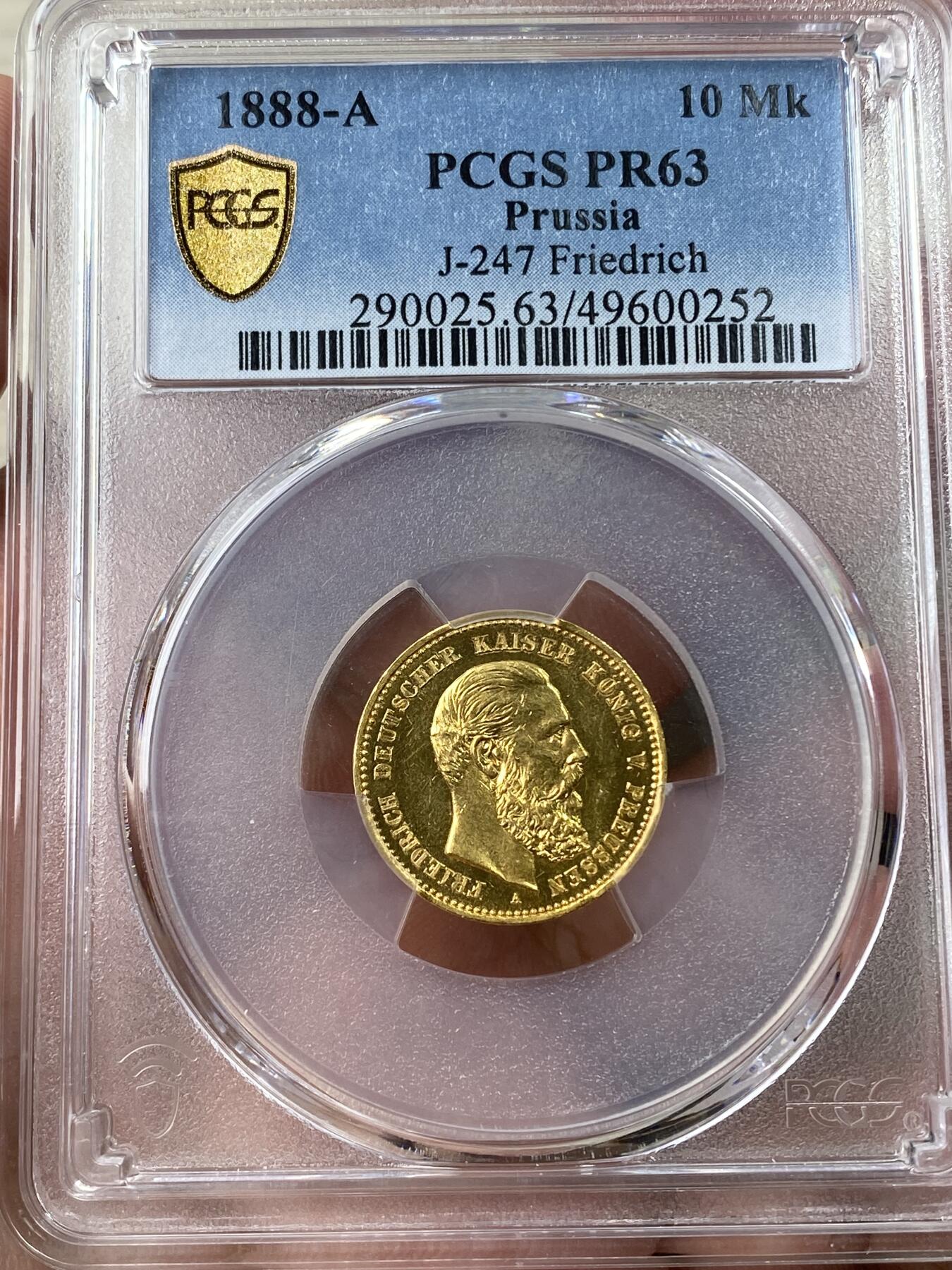 万国钱币拍卖第035期（金银流霞●万国秋季大拍） PCGS PR63 1888年德国普鲁士三皇之年腓特烈三世10马克金币 非常罕见的精制短翅金币，与普制完全不同的状态，镜面感极强，PCGS冠军分&封面广告币，3.98g 900金。