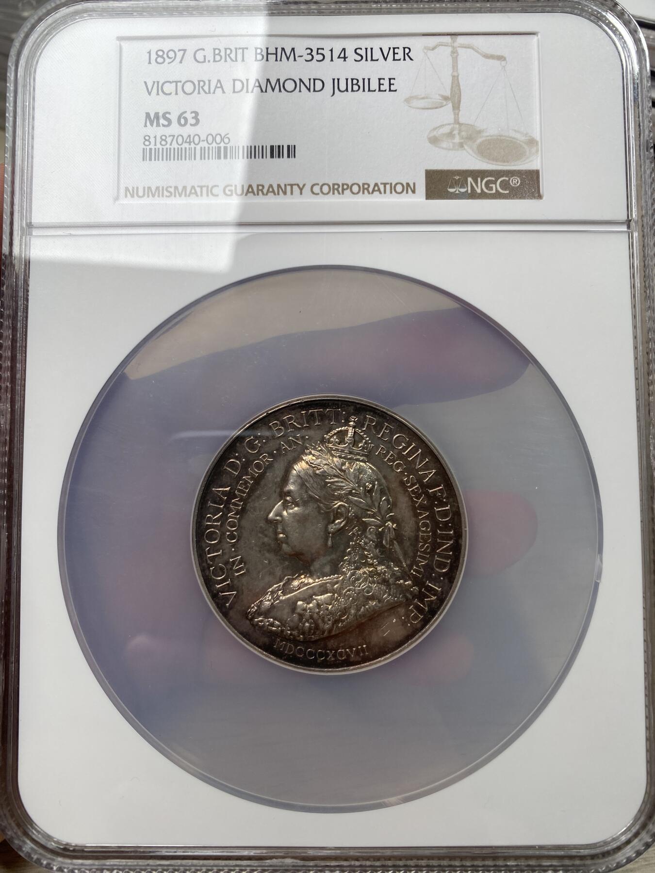 万国钱币拍卖第035期（金银流霞●万国秋季大拍） NGC MS63 1897年英国维多利亚女皇纪念钻石禧年帝国陆军与海军庆祝女皇登基60周年纪念大银章 精制镜面环五彩 此品种银质极其罕见 51MM 58G