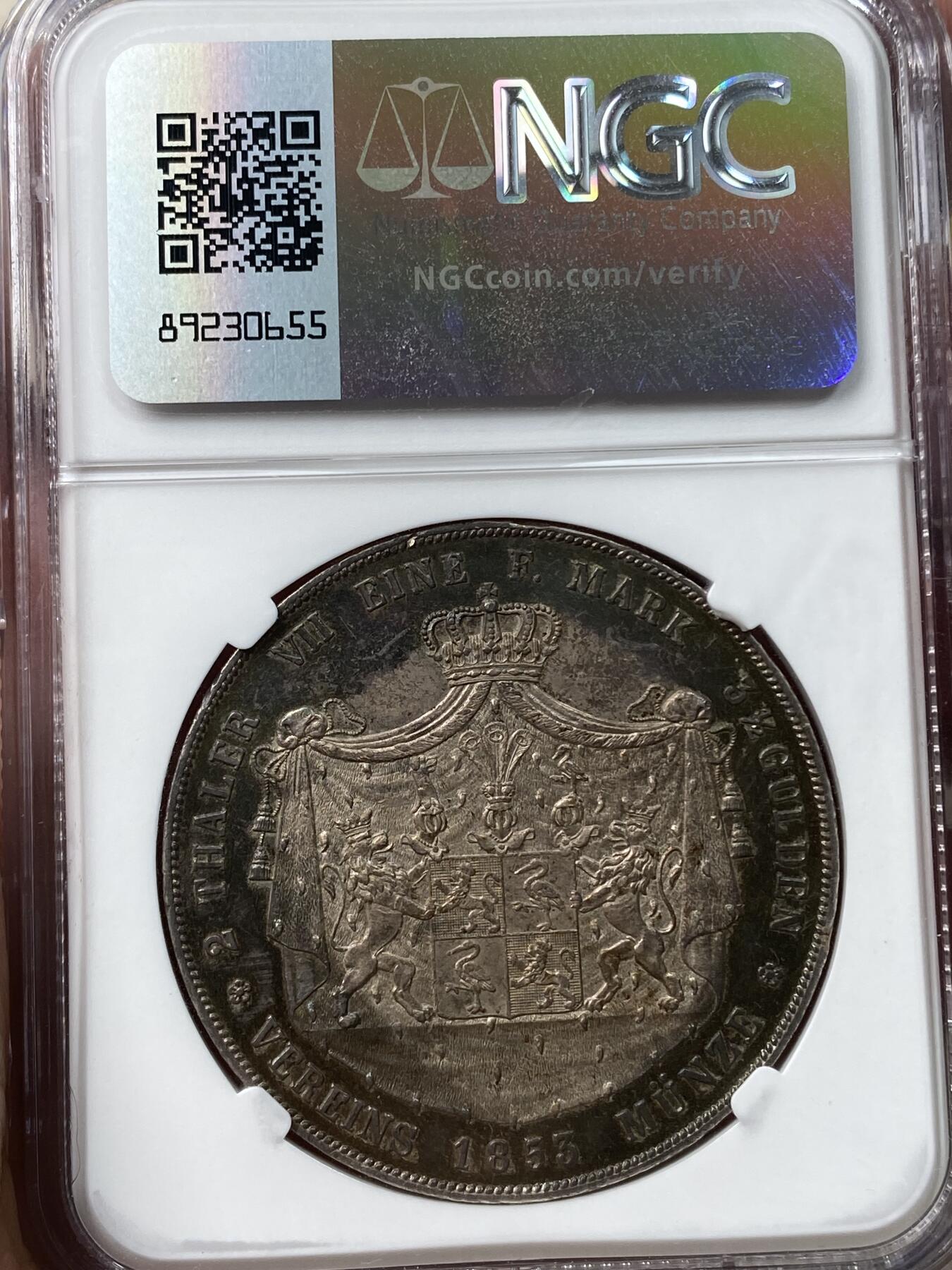 万国钱币拍卖第035期（金银流霞●万国秋季大拍） NGC MS62 1853年罗斯纹章2泰勒 发行量仅2700枚的顶级小邦，华丽的纹章搭配上原味孔雀蓝包浆实在令人移不开眼睛，62已是NGC冠军分，其难度可见一斑。