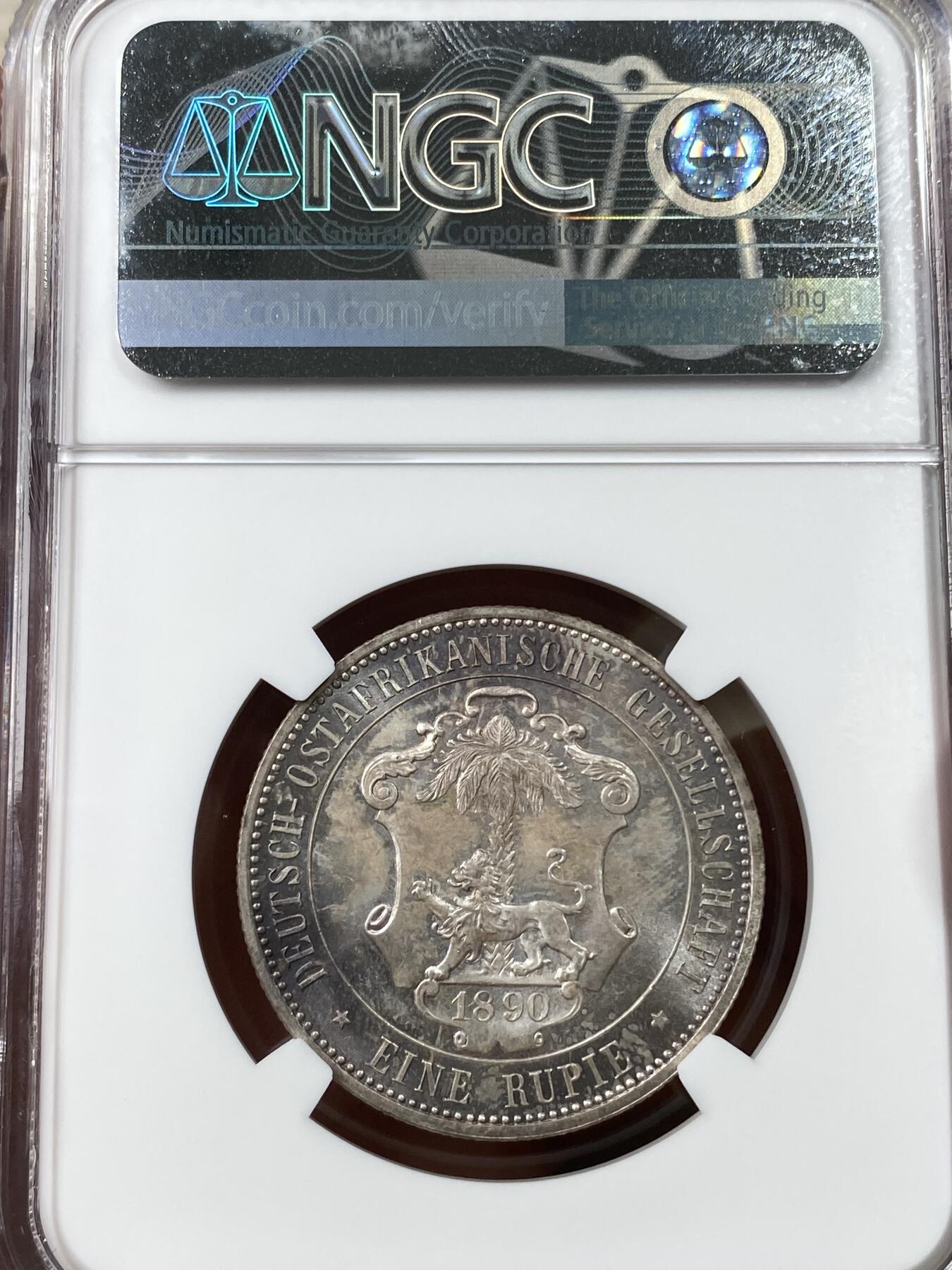 万国钱币拍卖第035期（金银流霞●万国秋季大拍） NGC MS64 1890年德属东非1卢比银币 青蓝色淡彩环绕 原味丝绸底板 类精制质感 挑不出毛病的一枚 外拍疯涨品种