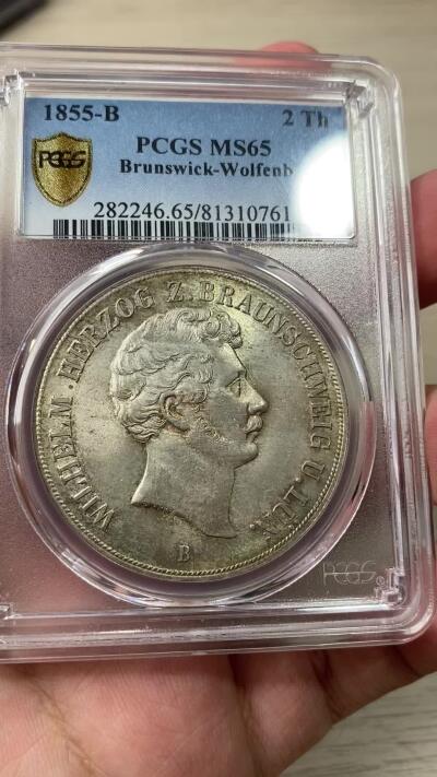 万国钱币拍卖第035期（金银流霞●万国秋季大拍） PCGS MS65 1855年德国布伦瑞克-狼堡大纹章流通2泰勒 上手后令人震撼的品相，个人觉得65都是低评，在包浆的加持下可能比其刚出厂时还要美丽，正如奥斯卡王尔德所说：外表美才是最深刻的美，因为无需任何铺垫就能直击心灵。