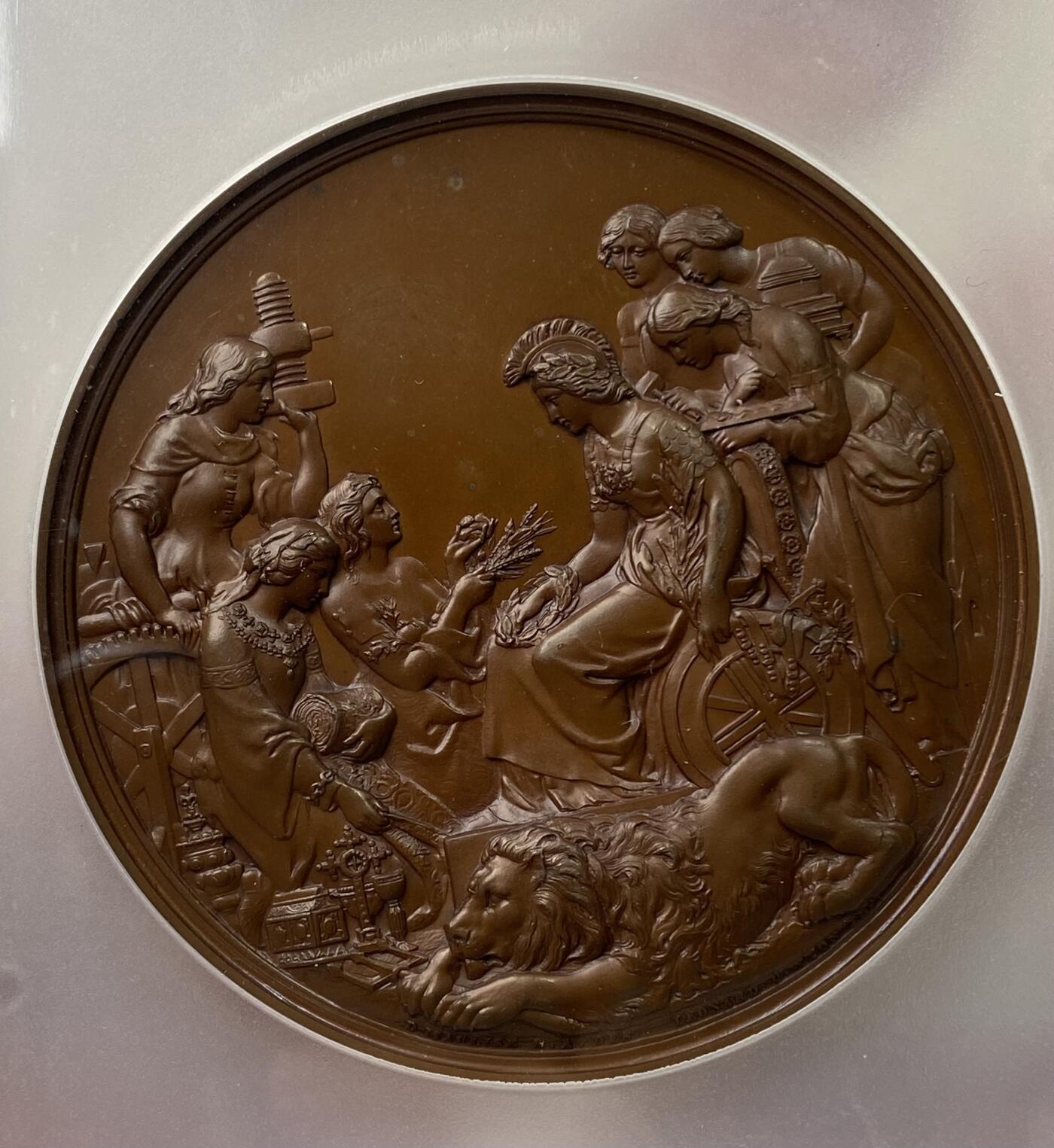 万国钱币拍卖第035期（金银流霞●万国秋季大拍） PCGS SP64 1862年英国大不列颠南肯辛顿国际展览纪念大铜章 英系名誉品种 代表工农科学的女神环绕在不列颠尼娅周围 76MM