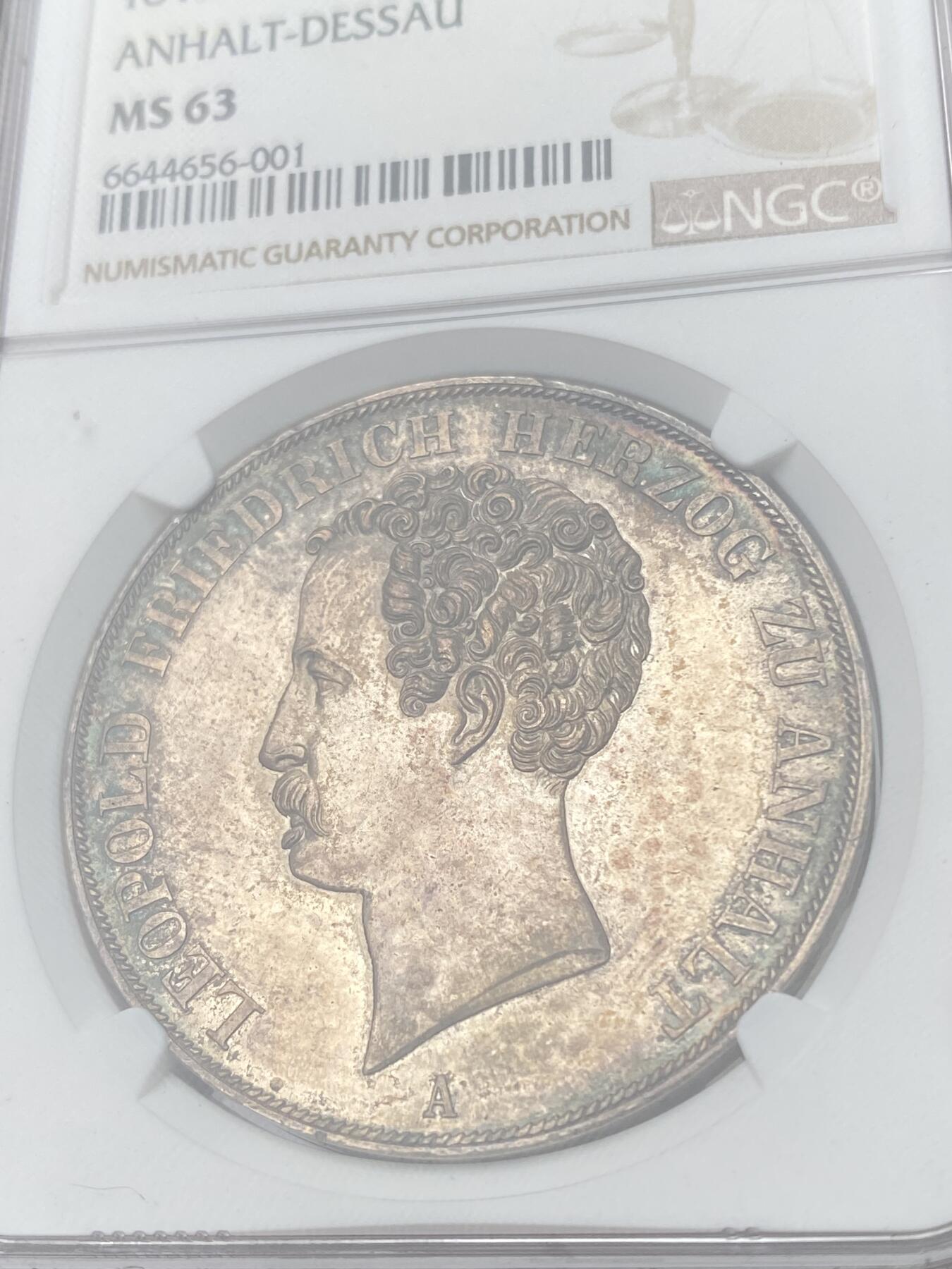 万国钱币拍卖第035期（金银流霞●万国秋季大拍） NGC MS63 1846年德国安哈尔特-德劭双熊大纹章流通2泰勒 大名鼎鼎的安哈特双熊，可以说是邦国2t中最具人气的品种，利奥波德·弗雷德里希大公佛祖般的卷发令人过目不忘，背后双熊扶盾孔武有力，双面老五彩包浆，PL质感，昆克裸币成本约55000元，实物预估64的状态。
