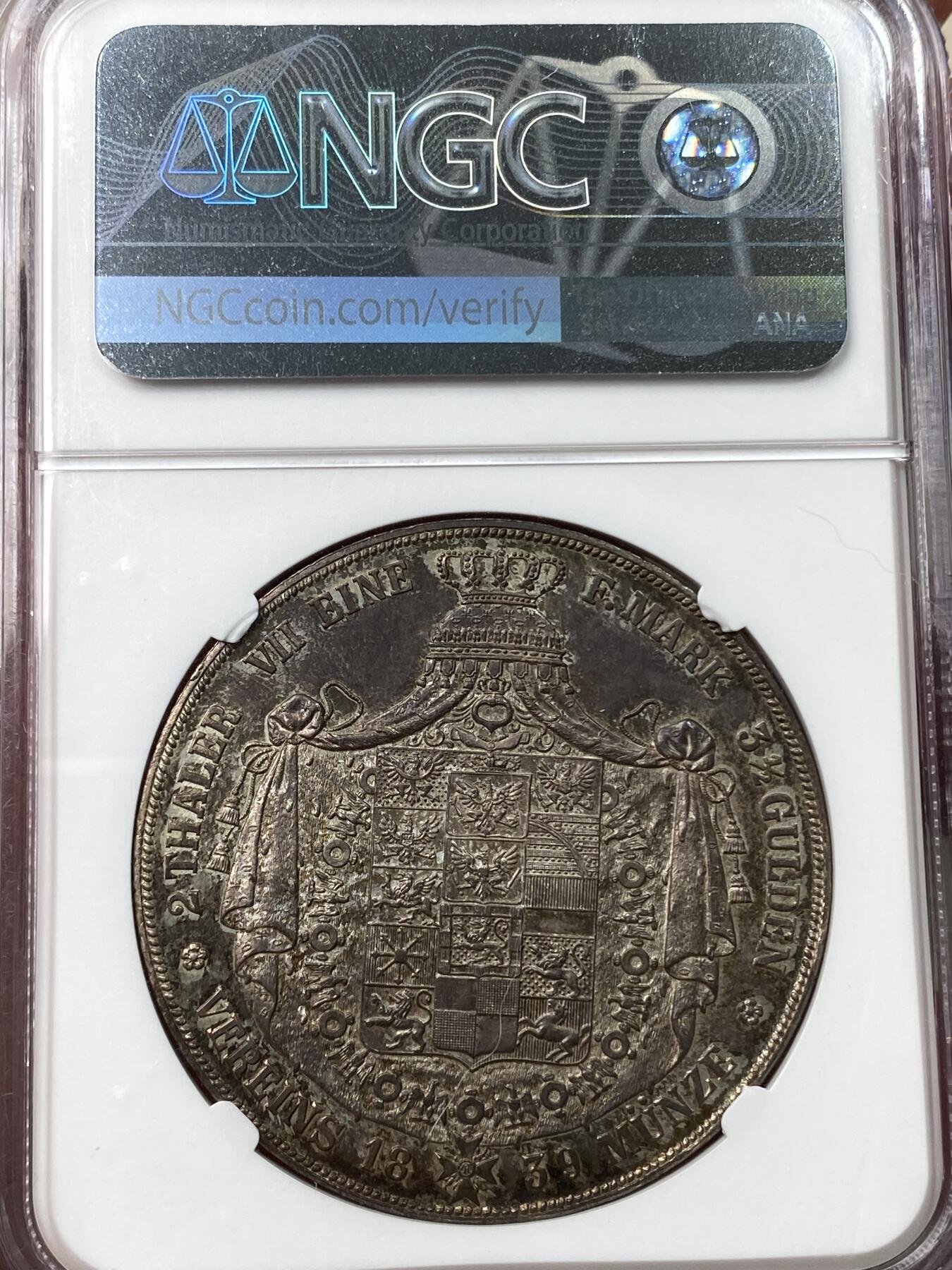 万国钱币拍卖第035期（金银流霞●万国秋季大拍） NGC MS63 1839年德国普鲁士威廉三世大纹章流通2泰勒 两年发行品种，而其中1839的发行量只有1840的十分之一，普鲁士2泰勒的开山之作，超神熟美五彩倒影包浆，纹章打制锋利，普鲁士2t系列中的绝对难点之一，也是不可或缺的一环。