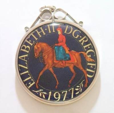英国1977年女王银婚珐琅彩镀金高浮雕精制带釉银币章吊坠 40MM - 英国1977年女王银婚珐琅彩镀金高浮雕精制带釉银币章吊坠 40MM