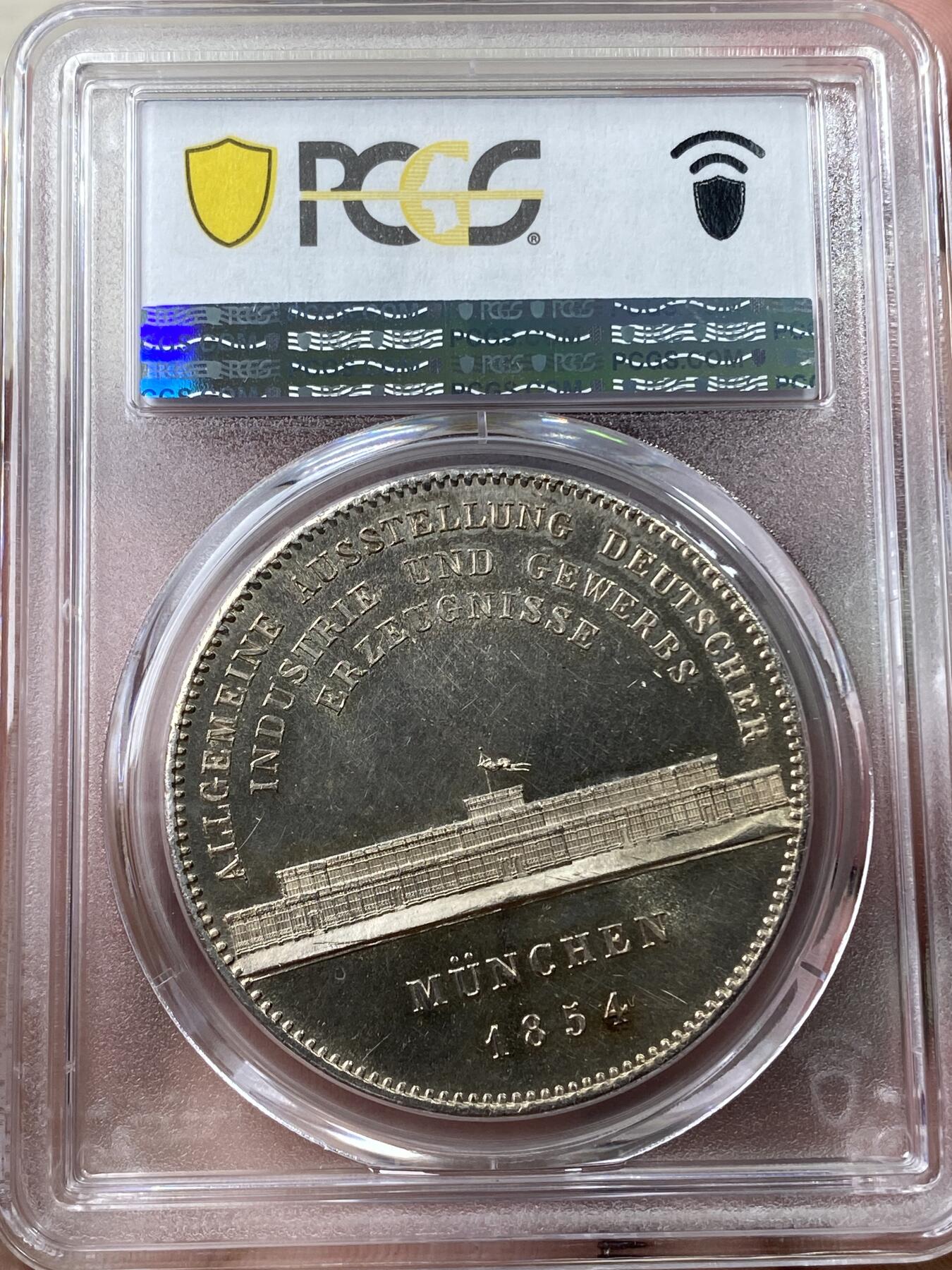 万国钱币拍卖第035期（金银流霞●万国秋季大拍） PCGS MS62 1854年德国巴伐利亚马克西米利安二世水晶宫纪念流通2泰勒 拍卖行以精制币标注，其裸币成本可以想象，实物也的确有着超乎寻常的镜面状态。