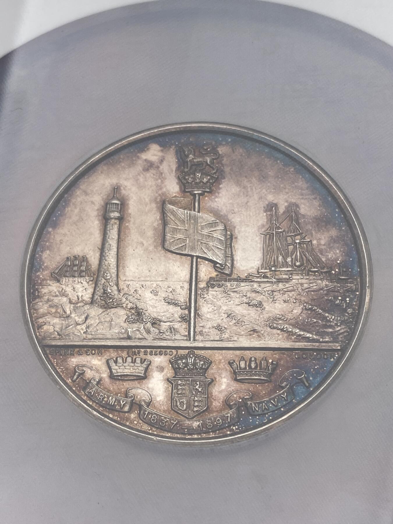 万国钱币拍卖第035期（金银流霞●万国秋季大拍） NGC MS63 1897年英国维多利亚女皇纪念钻石禧年帝国陆军与海军庆祝女皇登基60周年纪念大银章 精制镜面环五彩 此品种银质极其罕见 51MM 58G