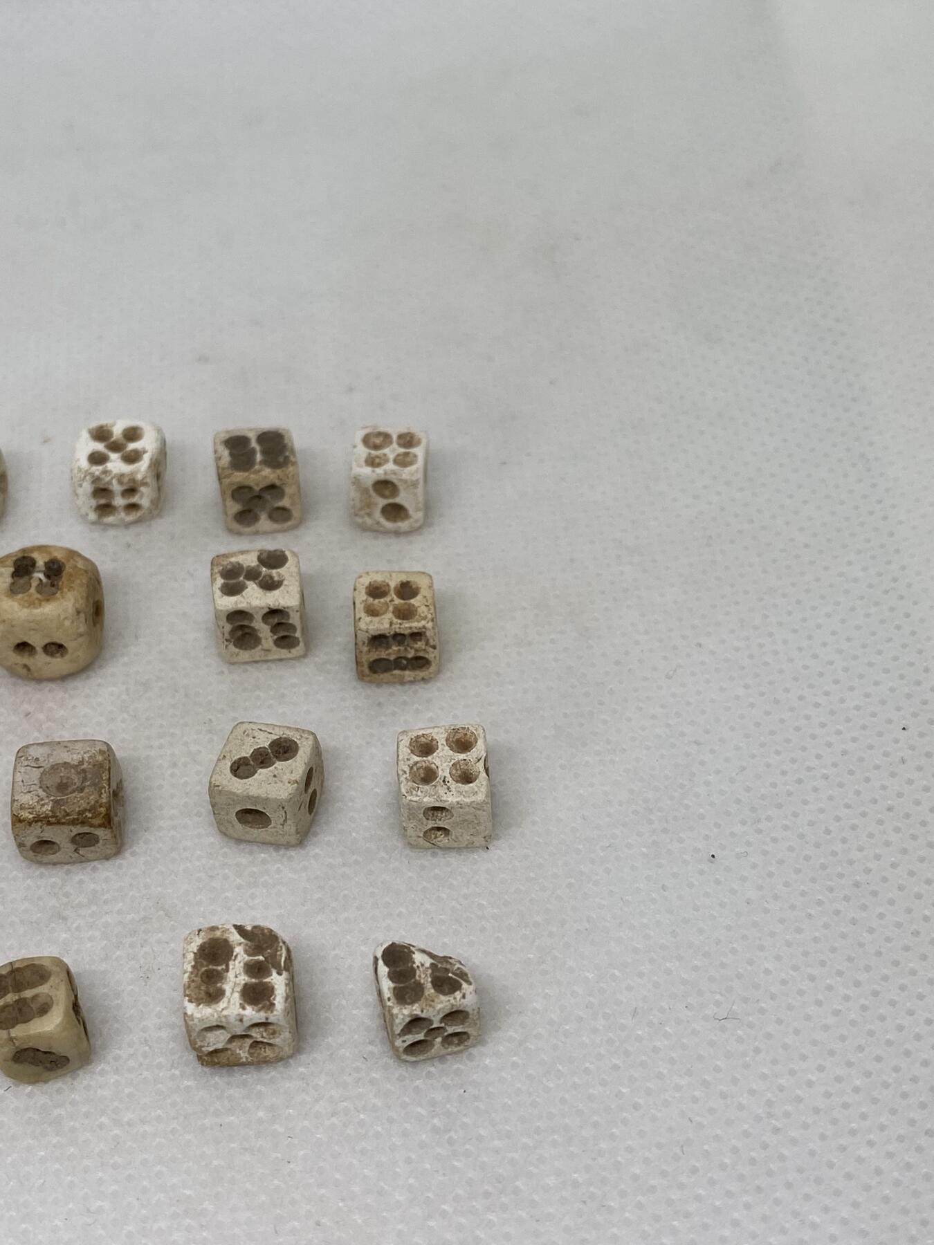 老骰子28颗，尺寸0.6-0.9厘米，品相如图，280包快递