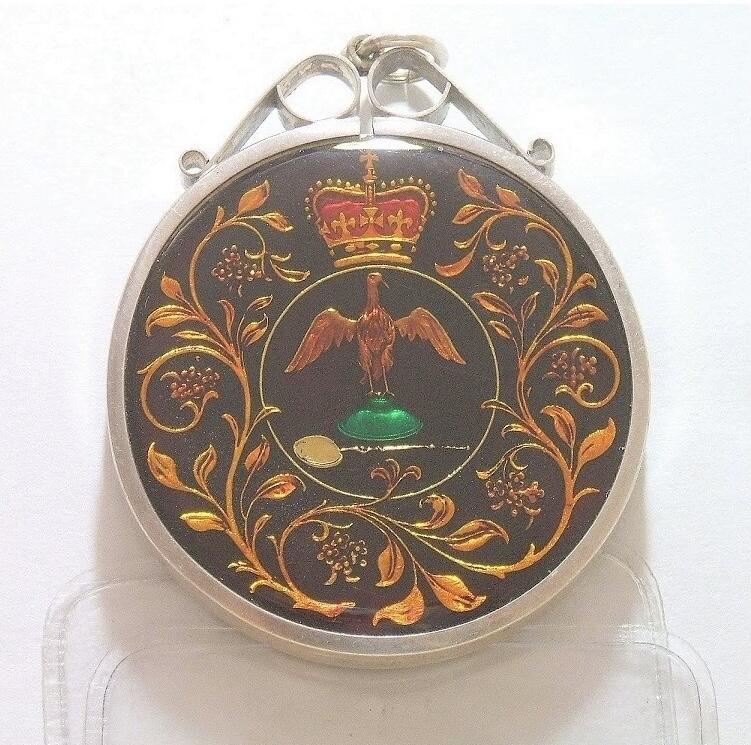 英国1977年女王银婚珐琅彩镀金高浮雕精制带釉银币章吊坠 40MM