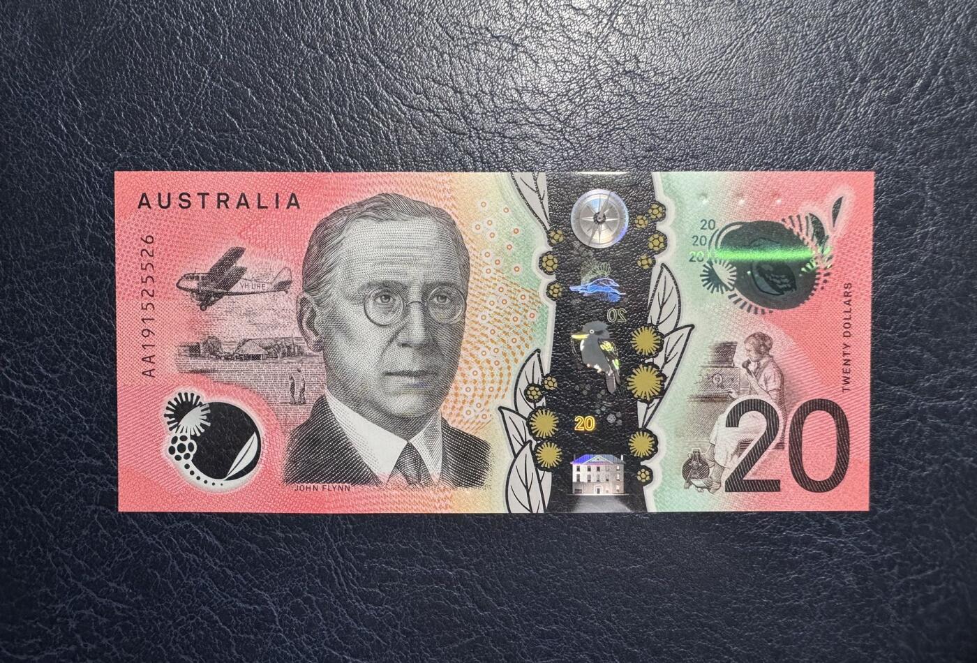 收藏联盟Quantum Auction 第380期拍卖  澳大利亚2019年20元首发AA冠 品相全新UNC  号码无347 “皇家飞行医生服务”组织创始人 牧师 约翰.弗林