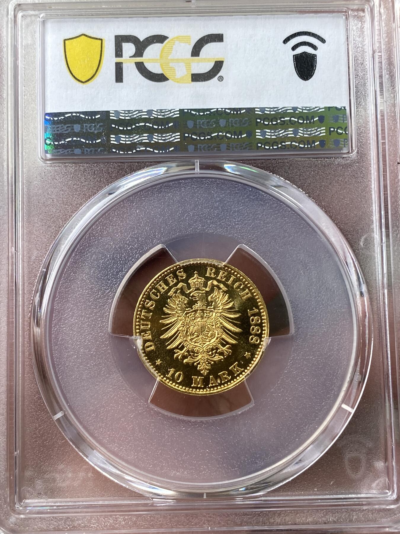 万国钱币拍卖第035期（金银流霞●万国秋季大拍） PCGS PR63 1888年德国普鲁士三皇之年腓特烈三世10马克金币 非常罕见的精制短翅金币，与普制完全不同的状态，镜面感极强，PCGS冠军分&封面广告币，3.98g 900金。