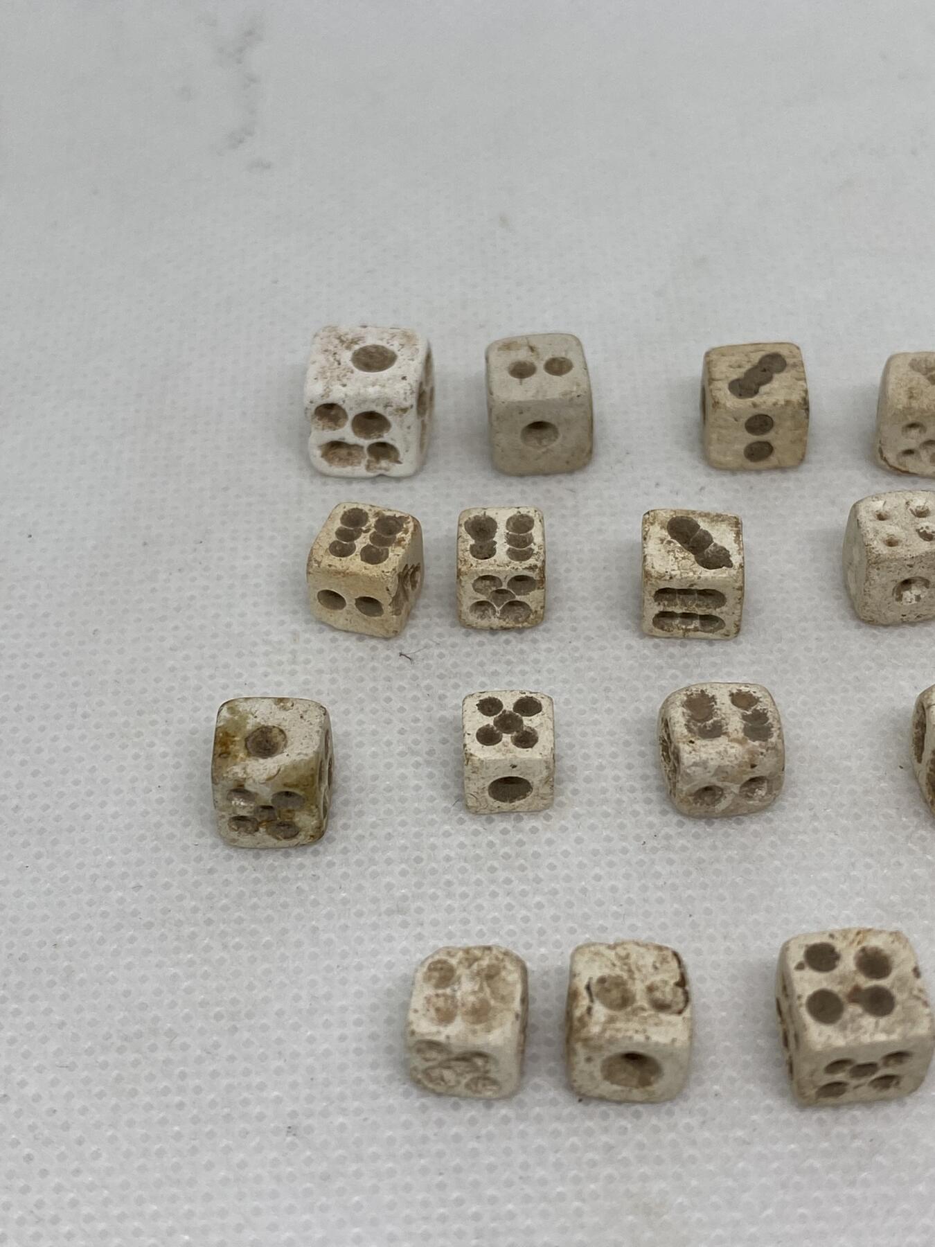 老骰子28颗，尺寸0.6-0.9厘米，品相如图，280包快递