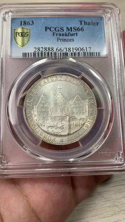 万国钱币拍卖第035期（金银流霞●万国秋季大拍） PCGS MS66 1863年德国法兰克福王子会议纪念流通1泰勒 德系经典品种，到66分的难度已经是另一个世界，原味淡彩，丝滑转光，肉眼几乎无暇的品质。