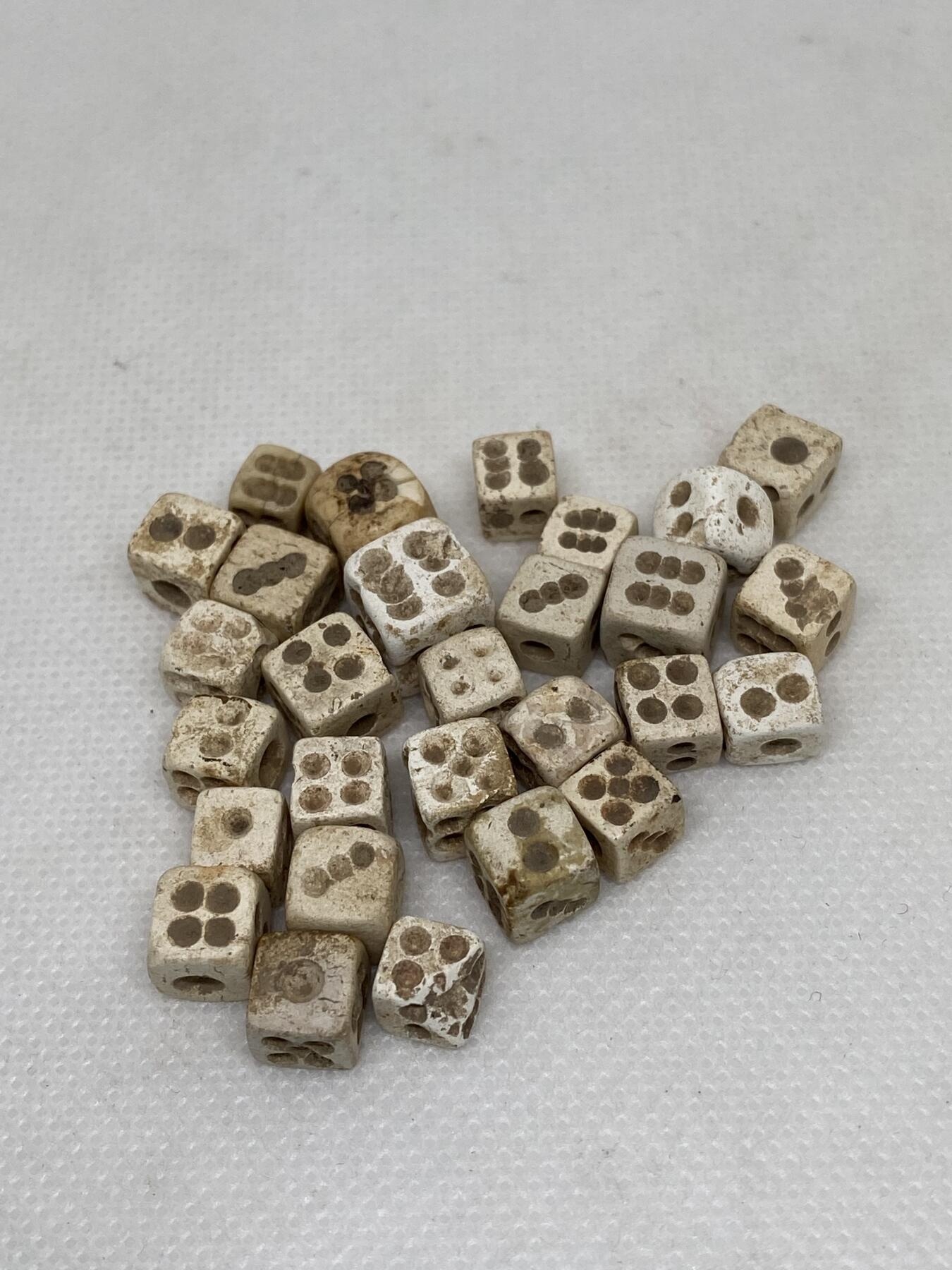 老骰子28颗，尺寸0.6-0.9厘米，品相如图，280包快递