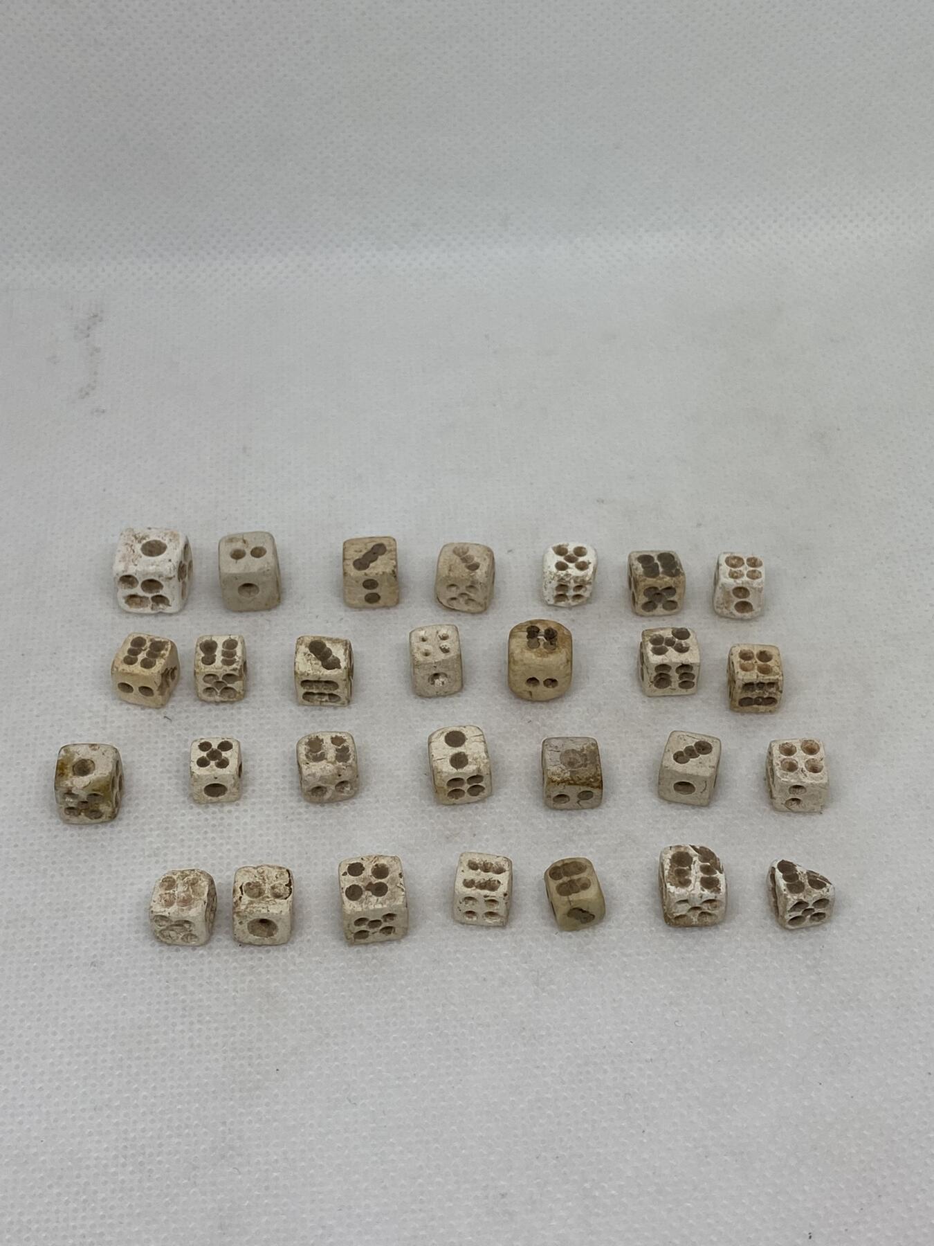 老骰子28颗，尺寸0.6-0.9厘米，品相如图，280包快递