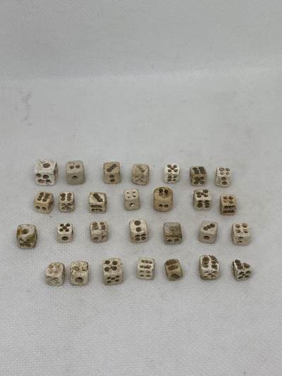 老骰子28颗，尺寸0.6-0.9厘米，品相如图，280包快递 - 老骰子28颗，尺寸0.6-0.9厘米，品相如图，280包快递