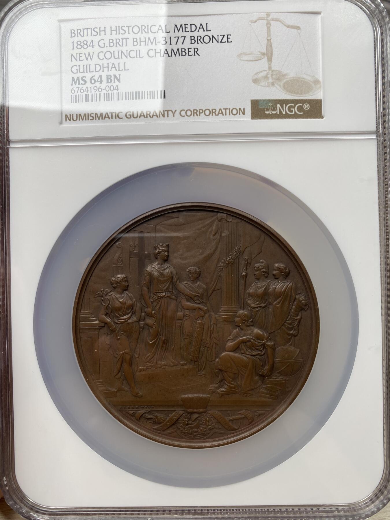 万国钱币拍卖第035期（金银流霞●万国秋季大拍） NGC MS64BN 1884年英国金融城系列大铜章 大不列颠新议会厅开幕伦款造币厂Wvon作品 正面为伦蒂尼亚商业和治安法官向议会发表演讲 背面为宏伟繁复的市政厅内景 其高度精湛复杂的工艺令人叹为观止 是所有建筑系列章牌收藏者的必备品 堪称完美的品相 77MM