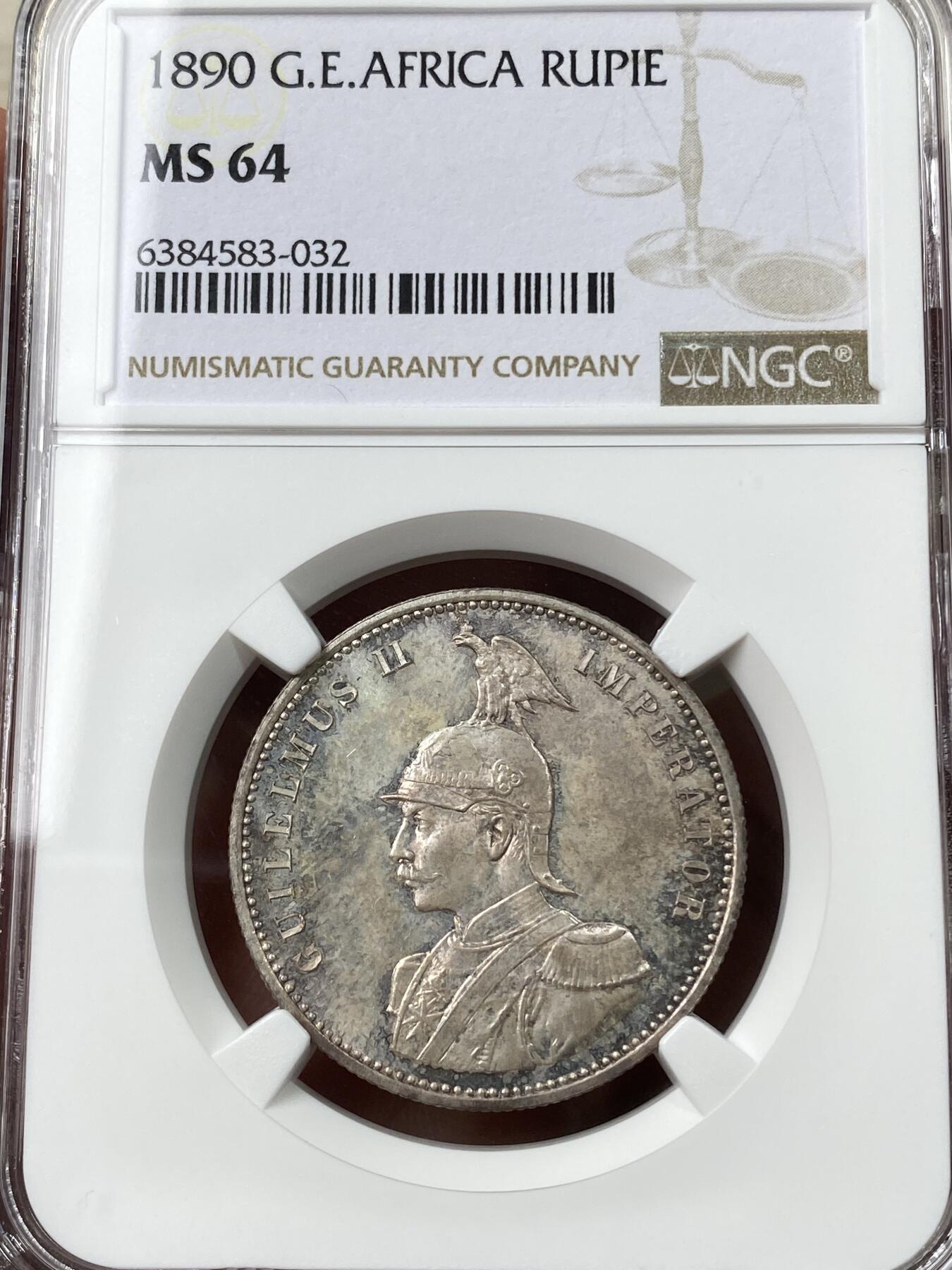 万国钱币拍卖第035期（金银流霞●万国秋季大拍） NGC MS64 1890年德属东非1卢比银币 青蓝色淡彩环绕 原味丝绸底板 类精制质感 挑不出毛病的一枚 外拍疯涨品种
