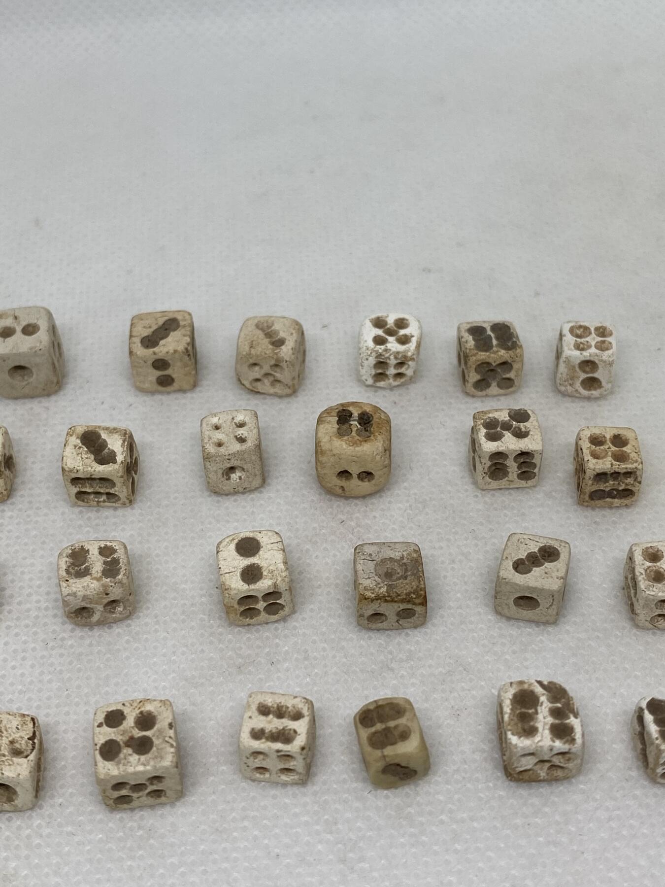 老骰子28颗，尺寸0.6-0.9厘米，品相如图，280包快递
