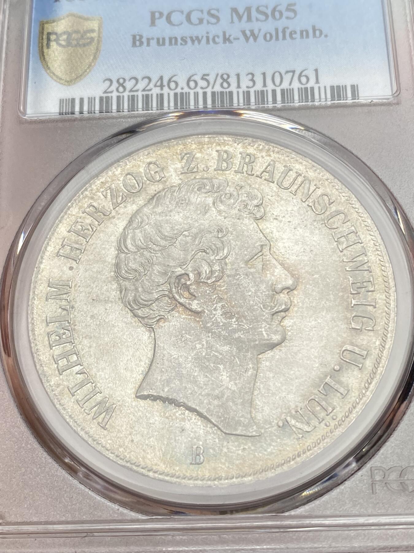 万国钱币拍卖第035期（金银流霞●万国秋季大拍） PCGS MS65 1855年德国布伦瑞克-狼堡大纹章流通2泰勒 上手后令人震撼的品相，个人觉得65都是低评，在包浆的加持下可能比其刚出厂时还要美丽，正如奥斯卡王尔德所说：外表美才是最深刻的美，因为无需任何铺垫就能直击心灵。