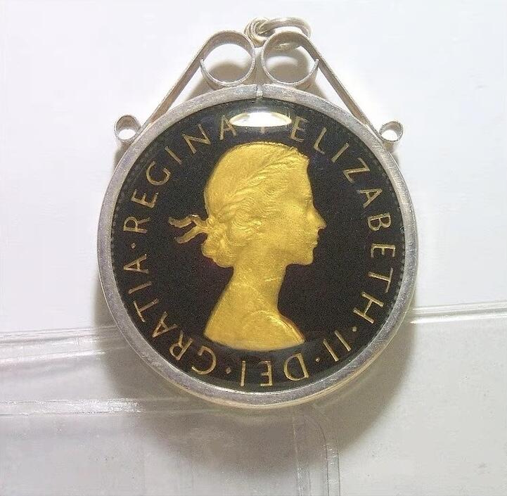 英国1963年伊丽莎白珐琅镀金高浮雕精制带釉币章银圈吊坠 33MM