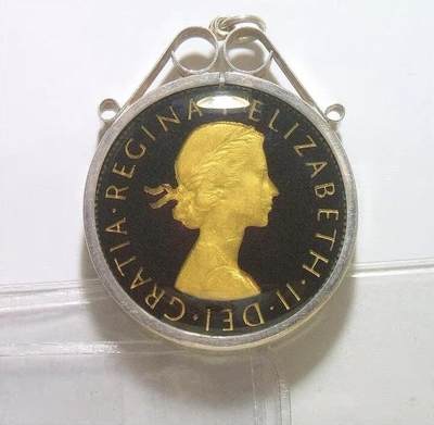 英国1963年伊丽莎白珐琅镀金高浮雕精制带釉币章银圈吊坠 33MM - 英国1963年伊丽莎白珐琅镀金高浮雕精制带釉币章银圈吊坠 33MM