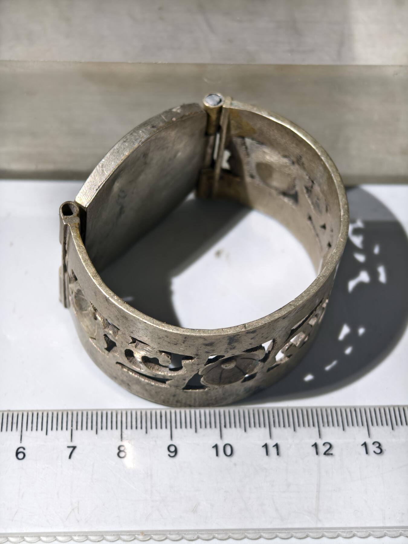 九期新疆小崔一丝路币杂件工艺品徽章拍卖 少数民族地区铜器