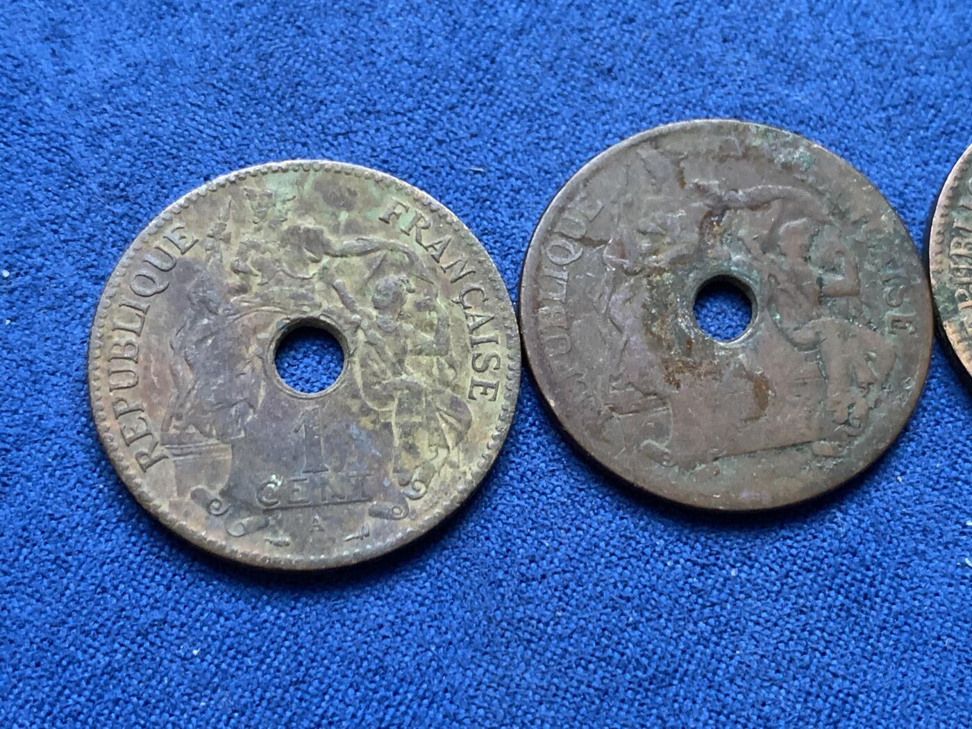 《竞宝斋》第313场 周日，周一 2场连拍 （全场包邮） 3枚一组 法属印支百分之一中孔铜币