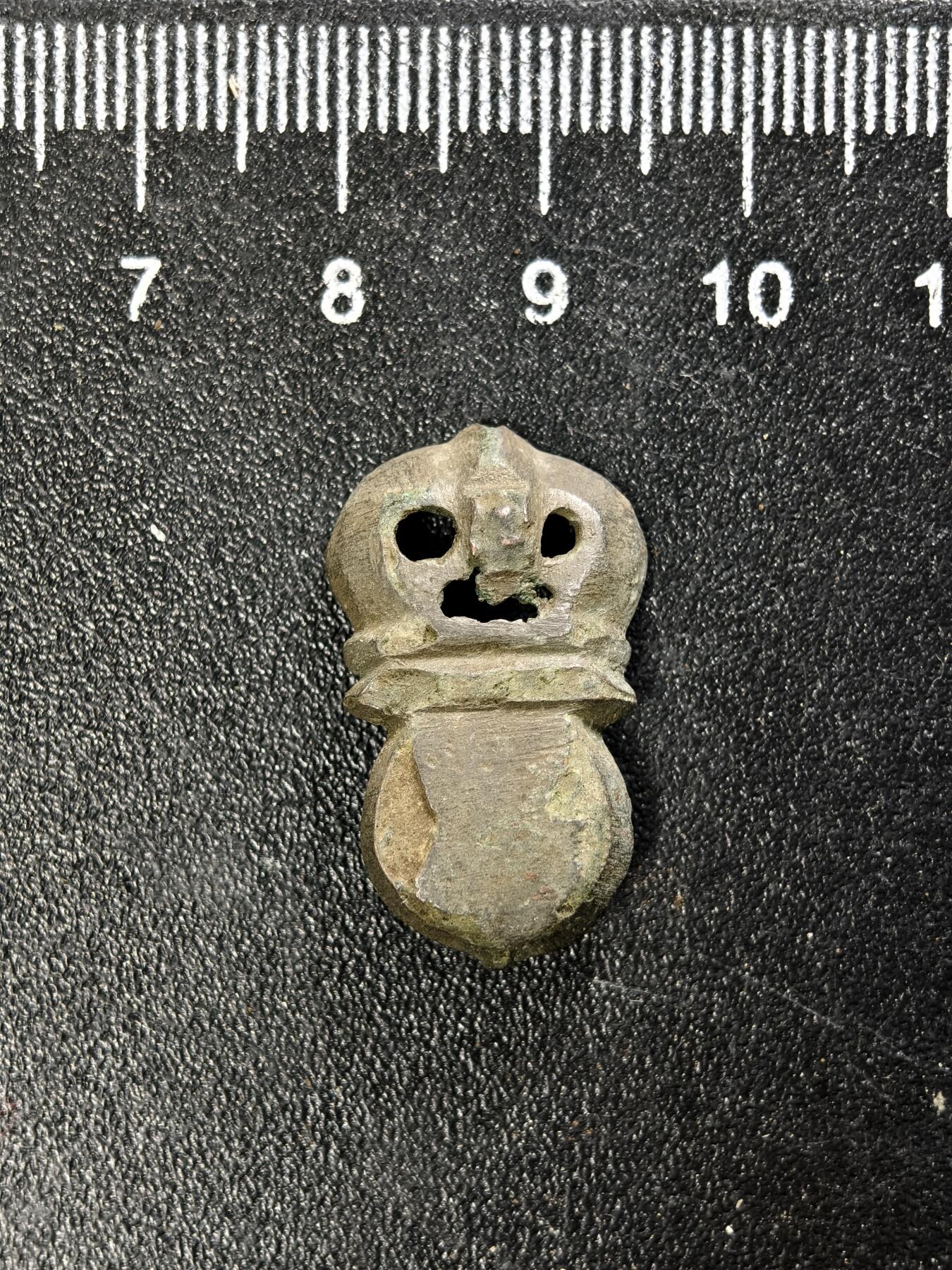 九期新疆小崔一丝路币杂件工艺品徽章拍卖 人脸老铜饰